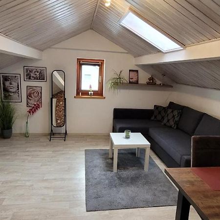 Kleine gemütliche Mansardenwohnung im Südosten Münchens Assling Exterior foto