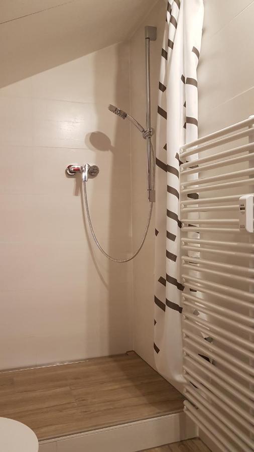 Kleine gemütliche Mansardenwohnung im Südosten Münchens Assling Exterior foto