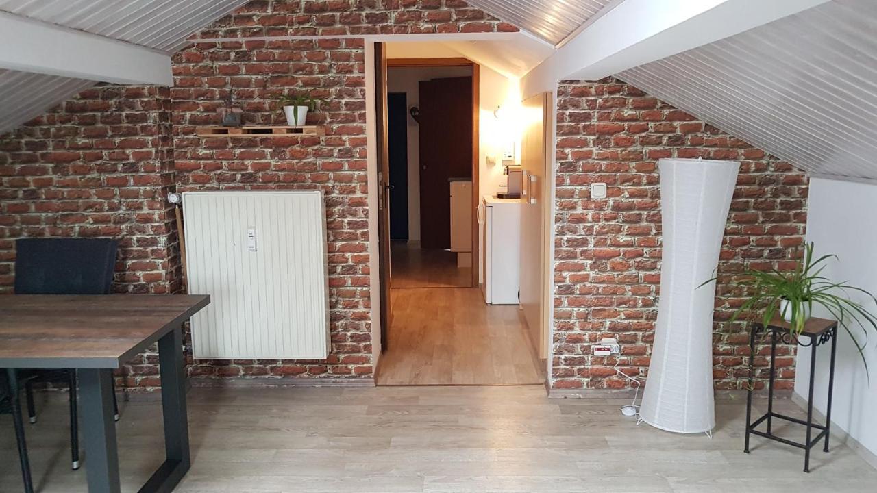 Kleine gemütliche Mansardenwohnung im Südosten Münchens Assling Exterior foto