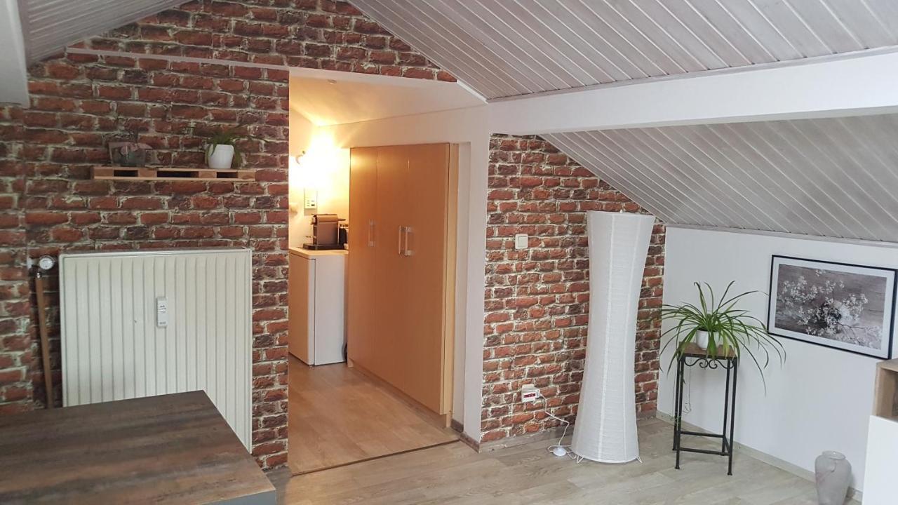 Kleine gemütliche Mansardenwohnung im Südosten Münchens Assling Exterior foto