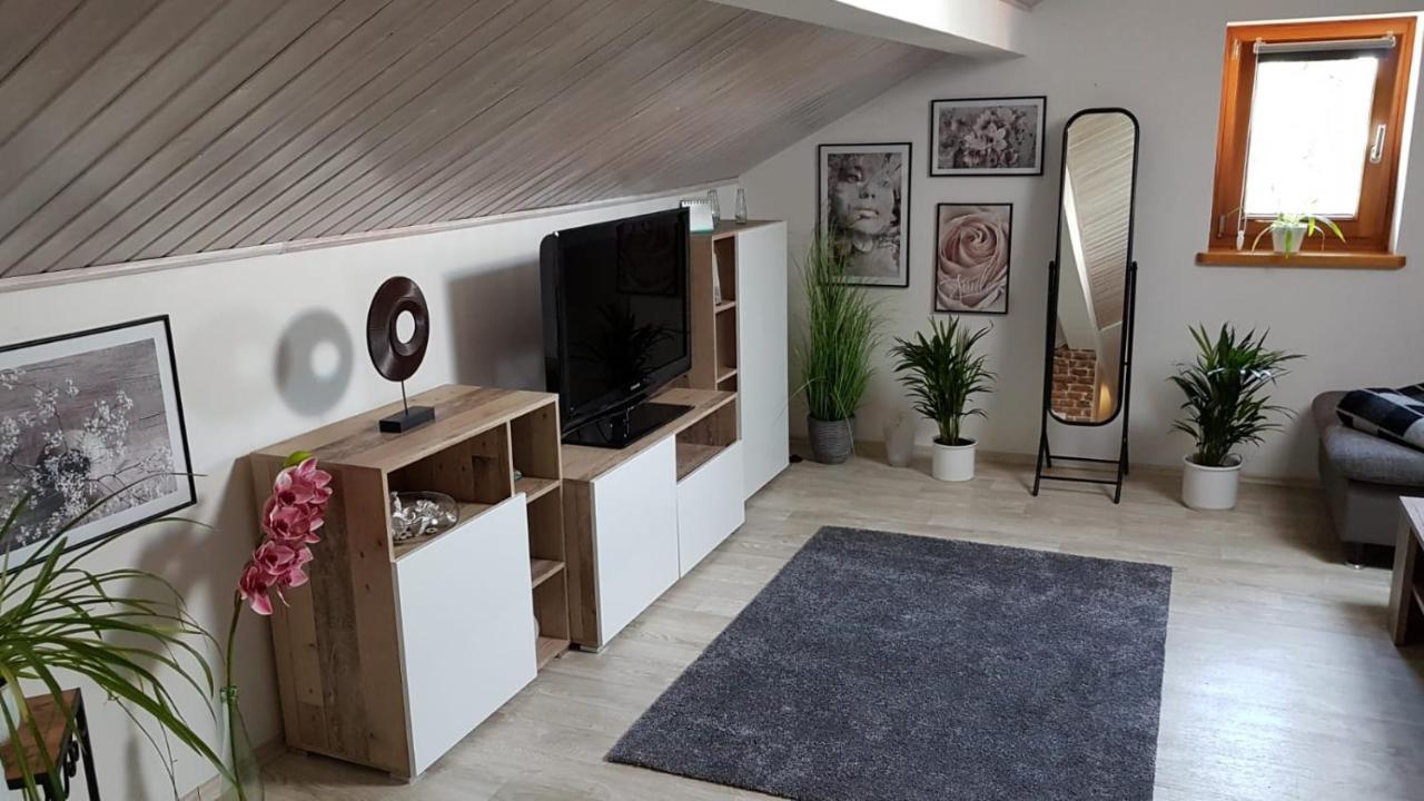 Kleine gemütliche Mansardenwohnung im Südosten Münchens Assling Exterior foto