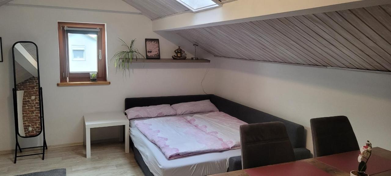 Kleine gemütliche Mansardenwohnung im Südosten Münchens Assling Exterior foto