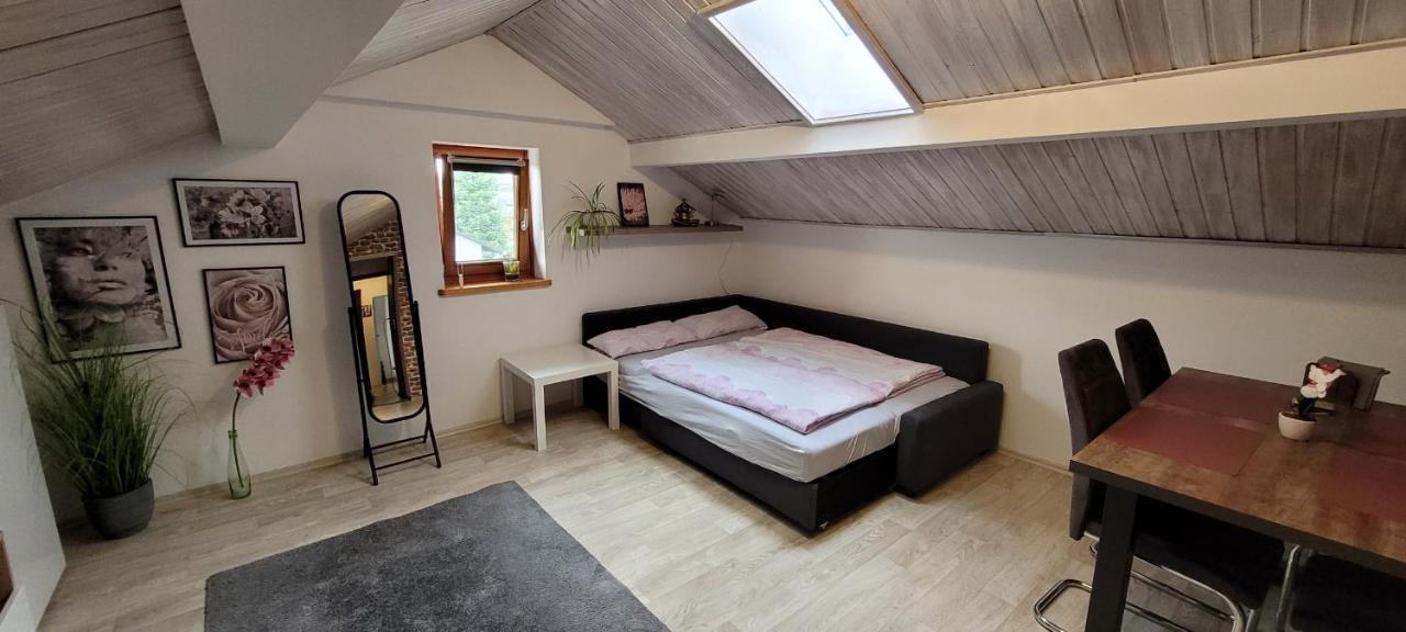 Kleine gemütliche Mansardenwohnung im Südosten Münchens Assling Exterior foto